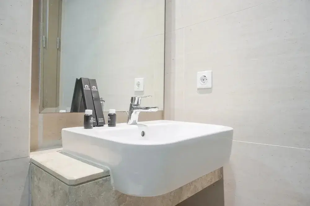 Джакарта: Fancy Designed Studio At Gold Coast Apartment