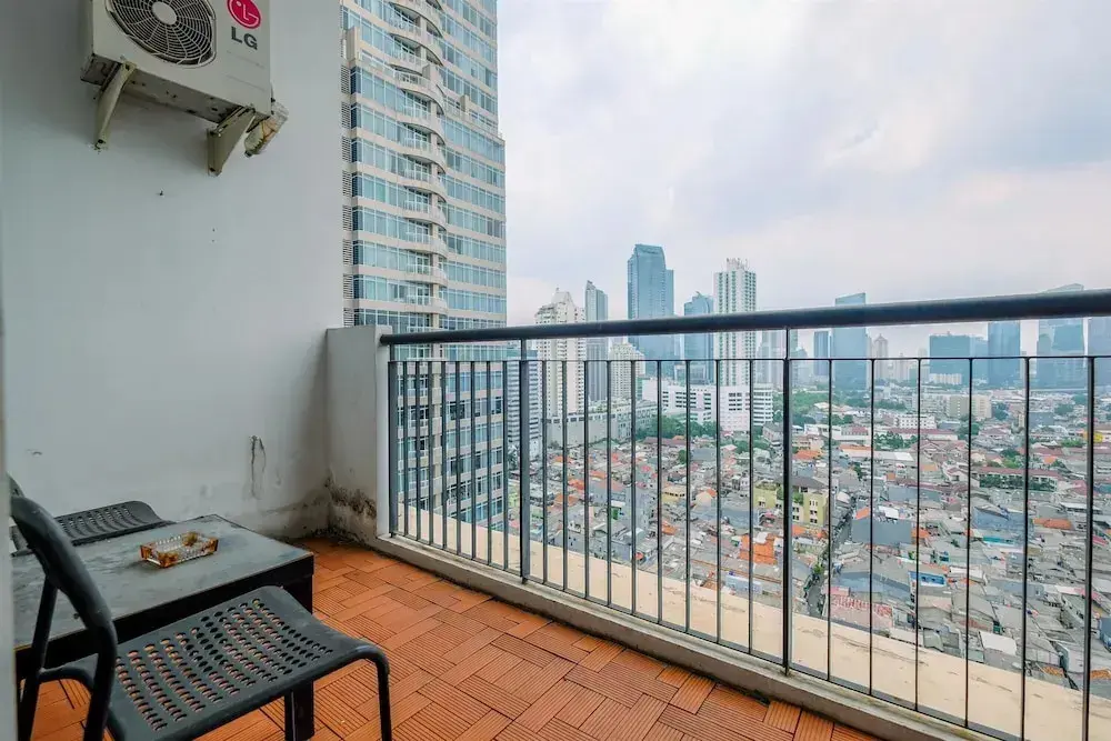 Джакарта: Comfort And Modern Look Studio Apartment At Ambassade Kuningan