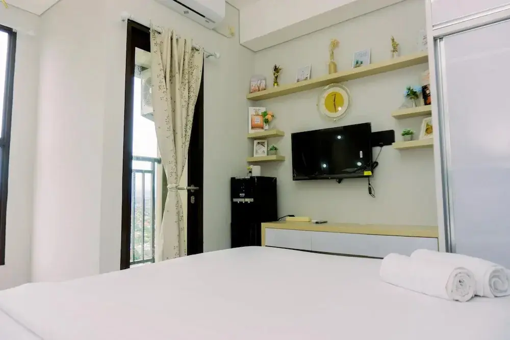 Южный Тангеранг: Restful And Comfortable Studio Transpark Bintaro Apartment
