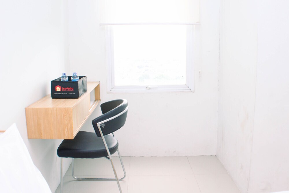 Караванг: Simply Look Studio Room At Tamansari Mahogany Karawang Apartment