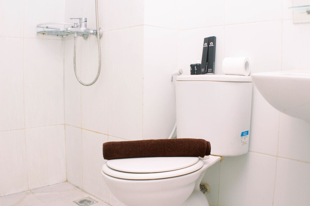 Караванг: Simply Look Studio Room At Tamansari Mahogany Karawang Apartment