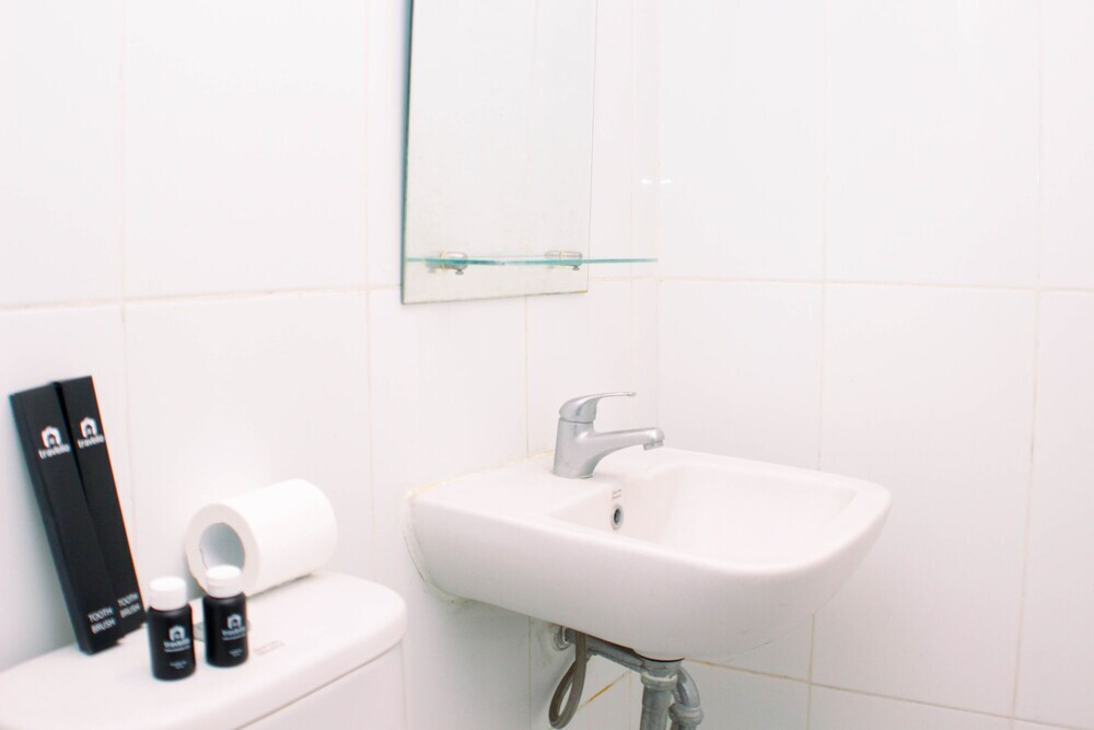 Караванг: Simply Look Studio Room At Tamansari Mahogany Karawang Apartment