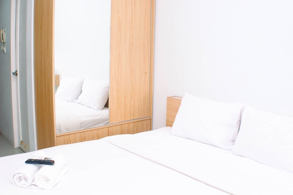 Караванг: Simply Look Studio Room At Tamansari Mahogany Karawang Apartment