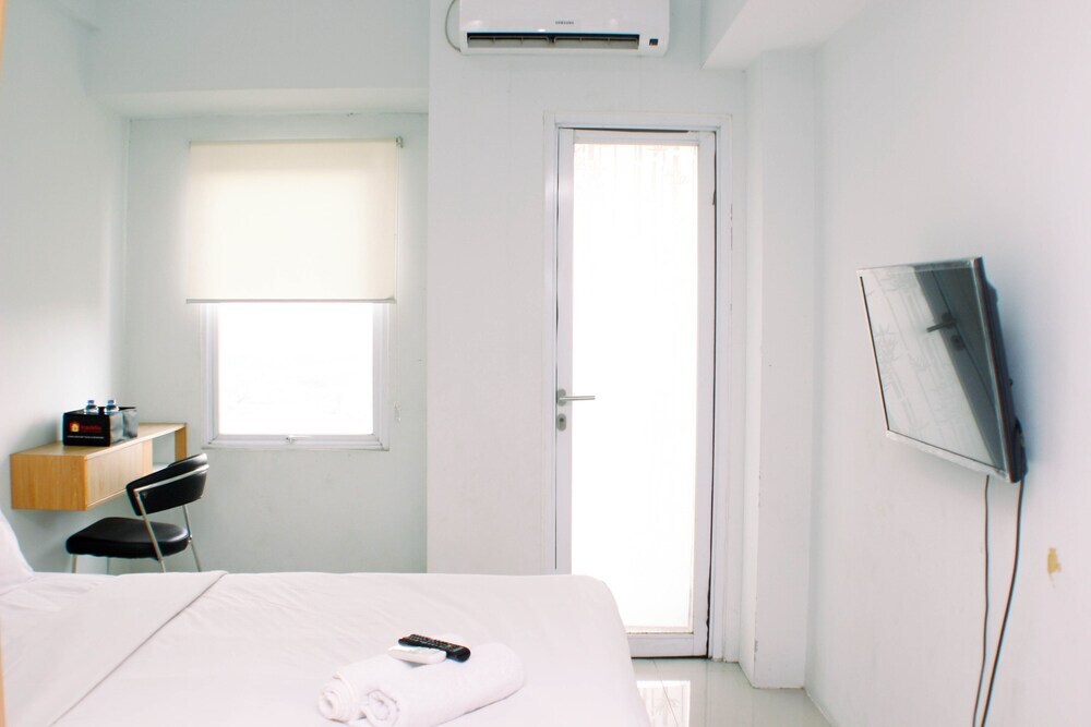 Караванг: Simply Look Studio Room At Tamansari Mahogany Karawang Apartment