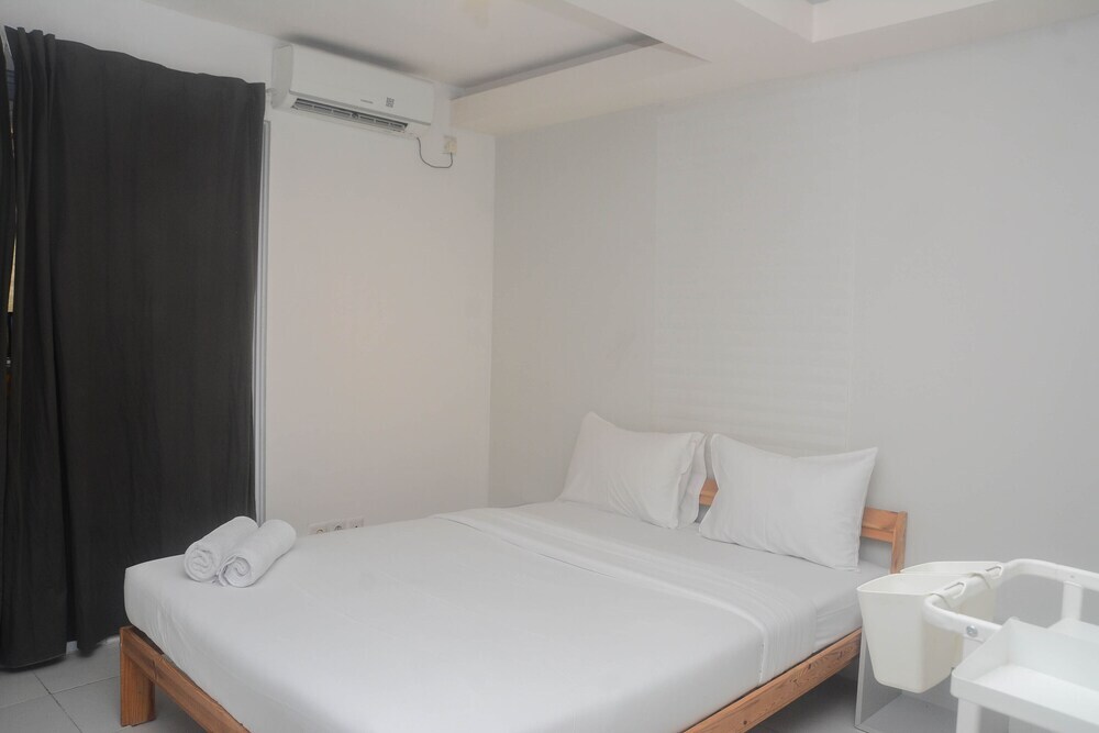Джакарта: Well Furnished And Comfort Stay Studio At Amethyst Apartment