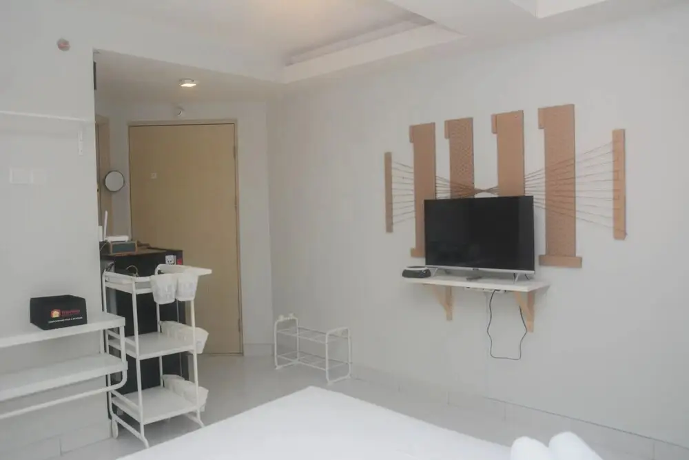 Джакарта: Well Furnished And Comfort Stay Studio At Amethyst Apartment