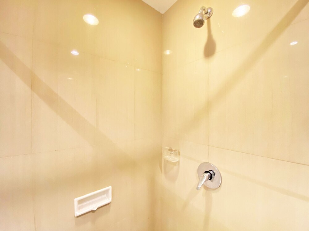 Бандунг: Elegant 1Br At El Royale Apartment