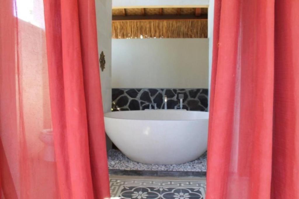 Гили Аир: Estate-like Luxury Pool Villa in Gili Air