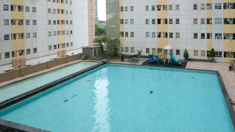Сурабая: Homey 2Br At Puncak Permai Apartment