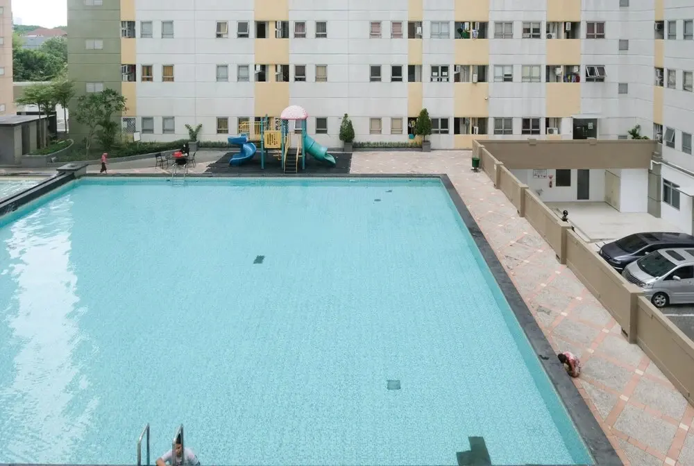 Сурабая: Homey 2Br At Puncak Permai Apartment