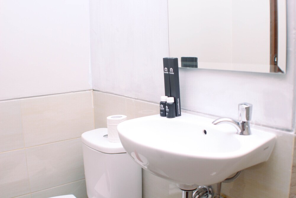 Бекаси: Well Furnished And Comfy Studio At Transpark Juanda Apartment