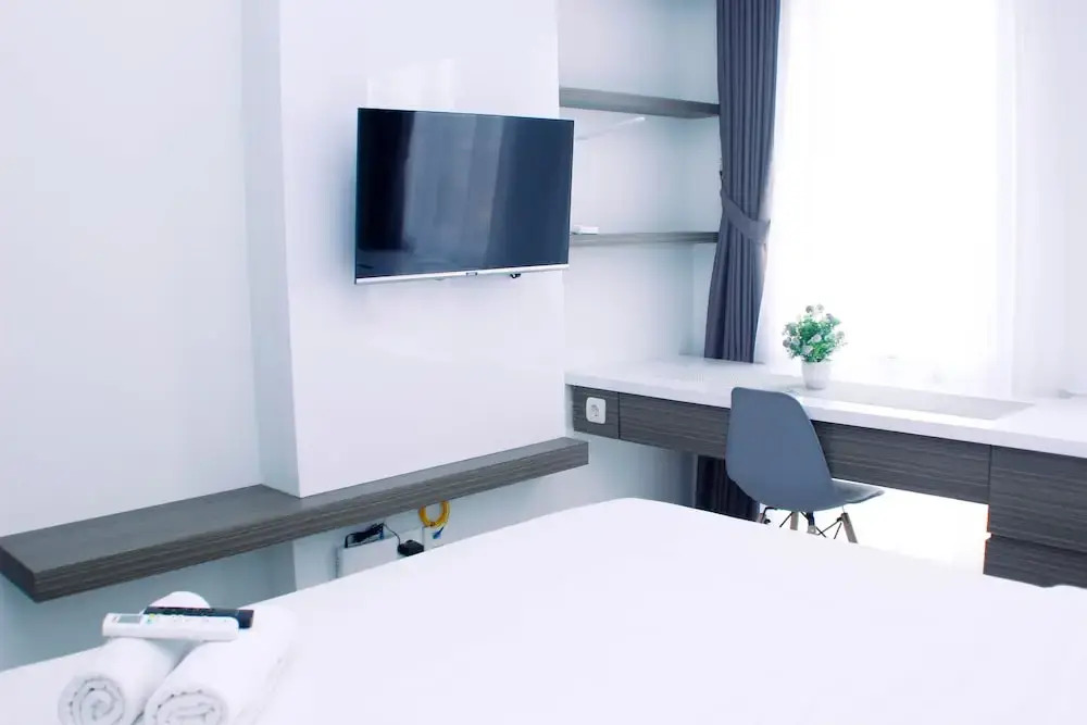 Бекаси: Simply And Well Design Studio Room At Patraland Urbano Apartment