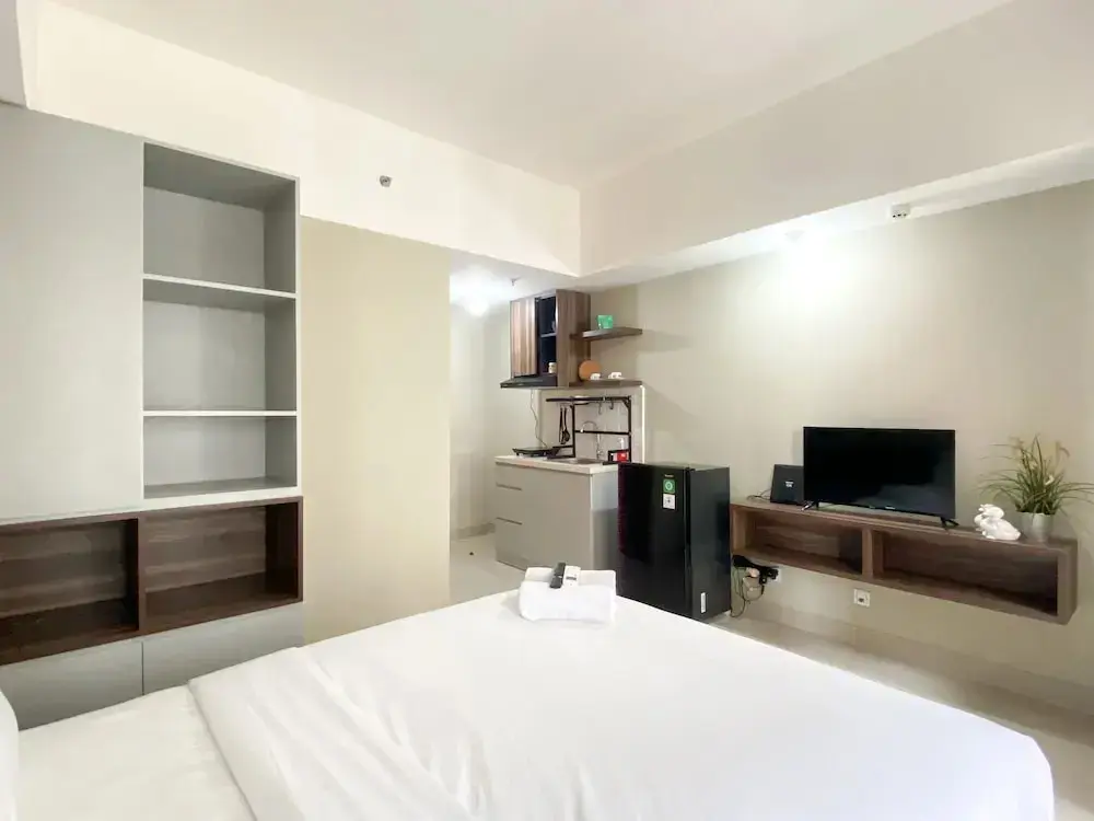 Бекаси: Modern Look Studio Room At Gateway Park Lrt City Apartment