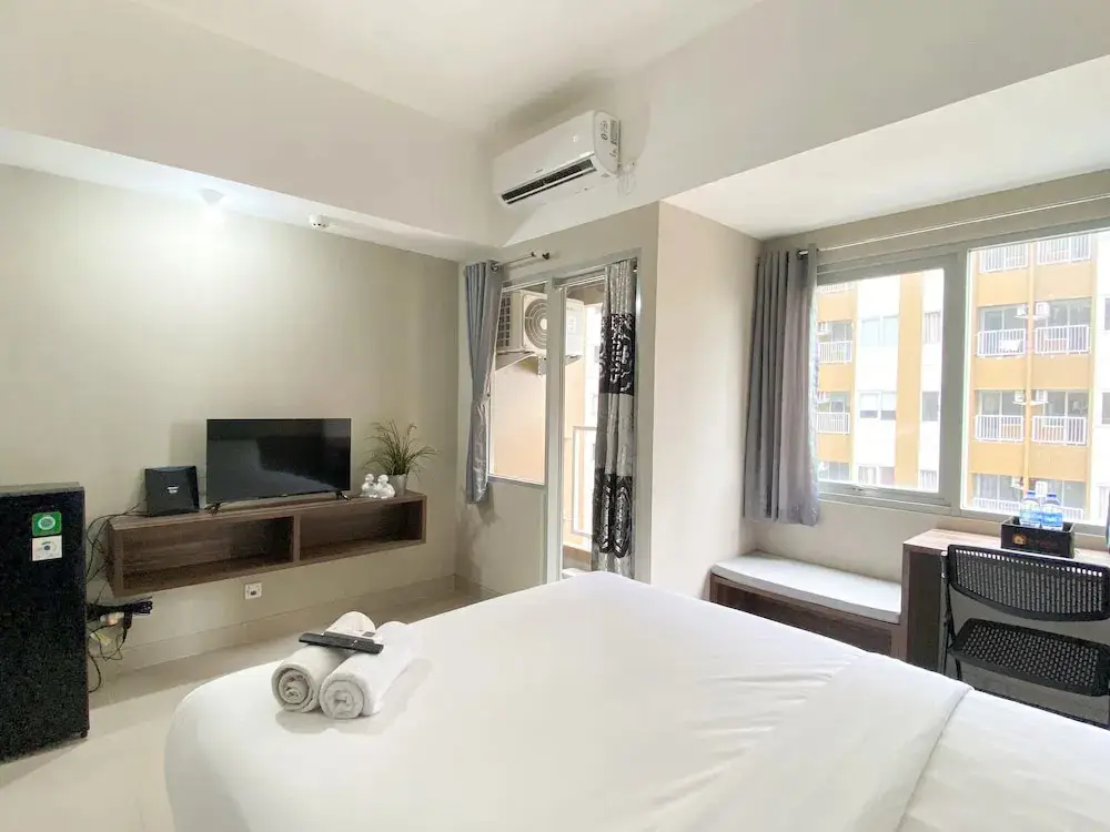 Бекаси: Modern Look Studio Room At Gateway Park Lrt City Apartment