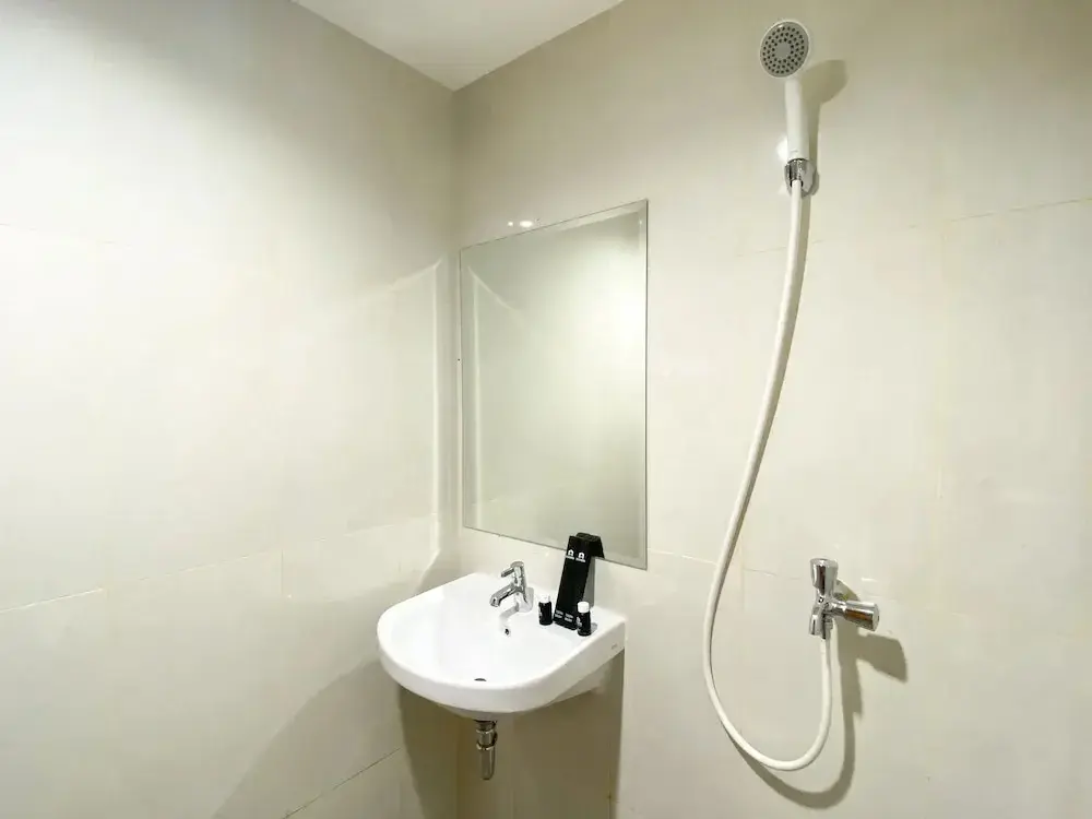 Бекаси: Modern Look Studio Room At Gateway Park Lrt City Apartment