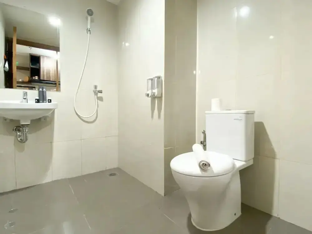 Бекаси: Modern Look Studio Room At Gateway Park Lrt City Apartment