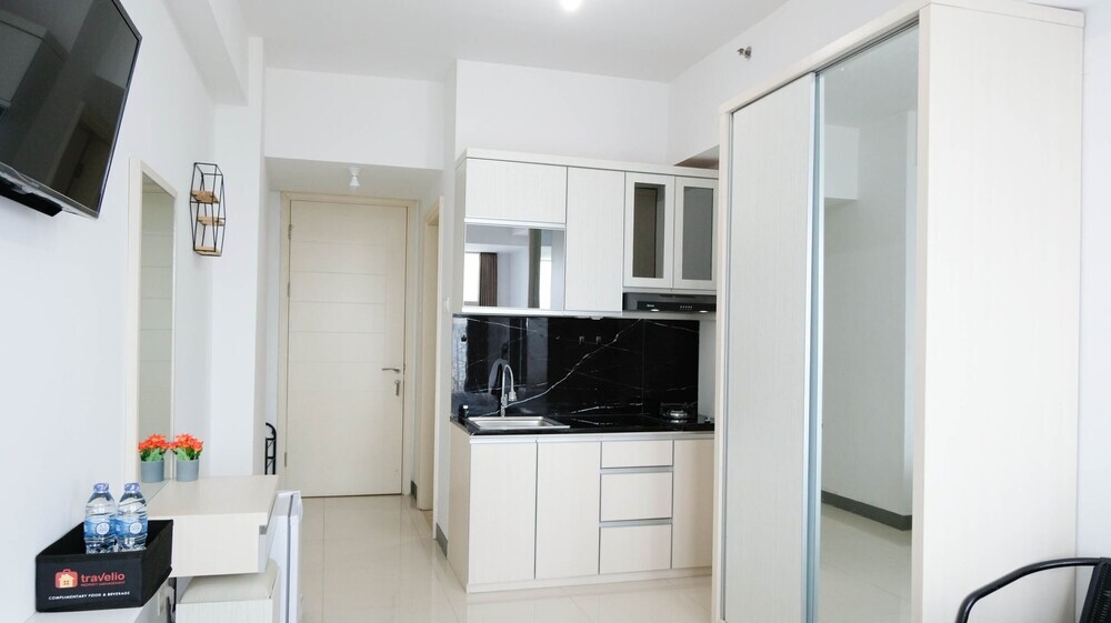 Сурабая: Cozy Living Studio Connected To Mall At Supermall Mansion Apartment