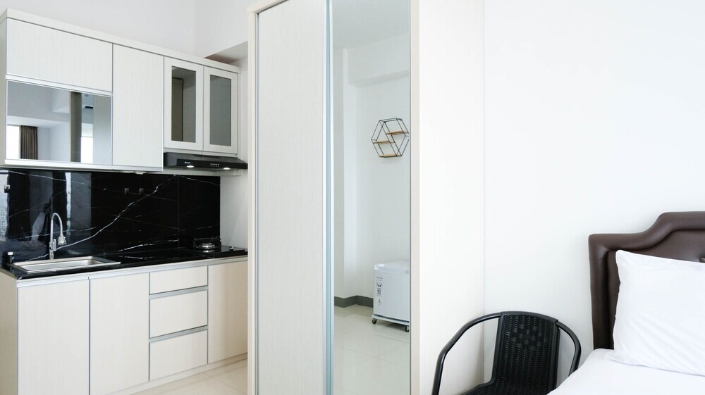 Сурабая: Cozy Living Studio Connected To Mall At Supermall Mansion Apartment