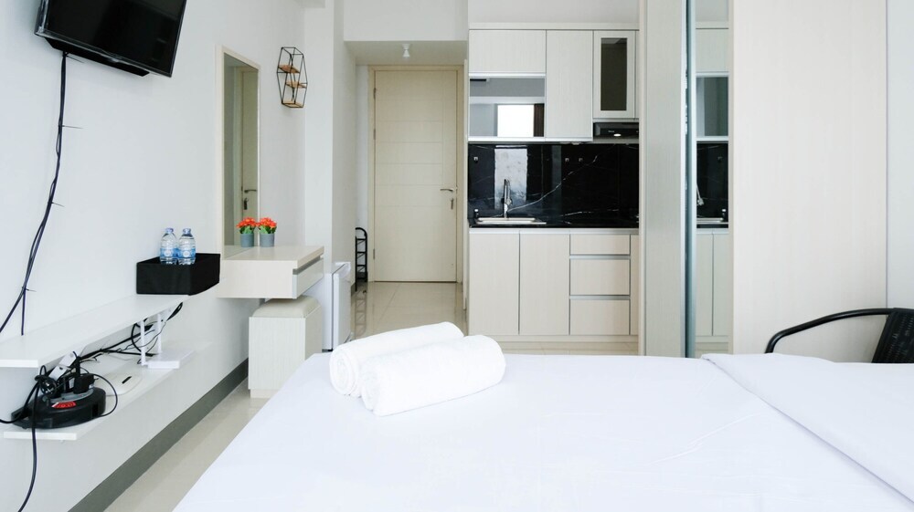 Сурабая: Cozy Living Studio Connected To Mall At Supermall Mansion Apartment