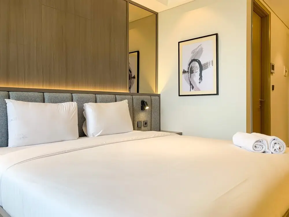 Джакарта: Warm And Modern Look Studio Room At Gold Coast Apartment