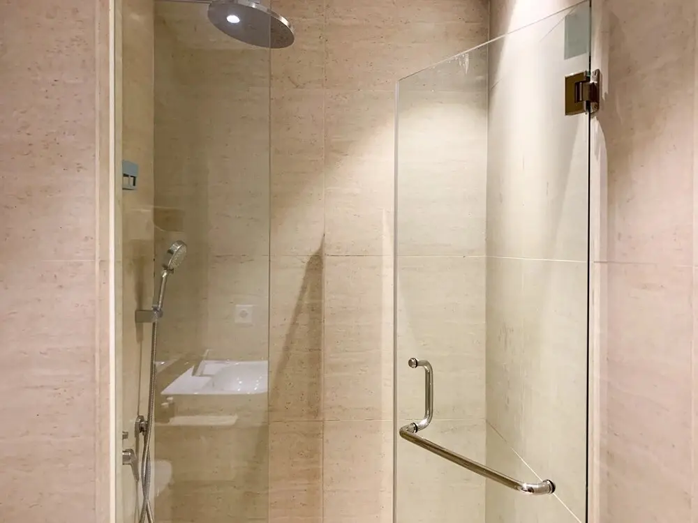 Джакарта: Warm And Modern Look Studio Room At Gold Coast Apartment