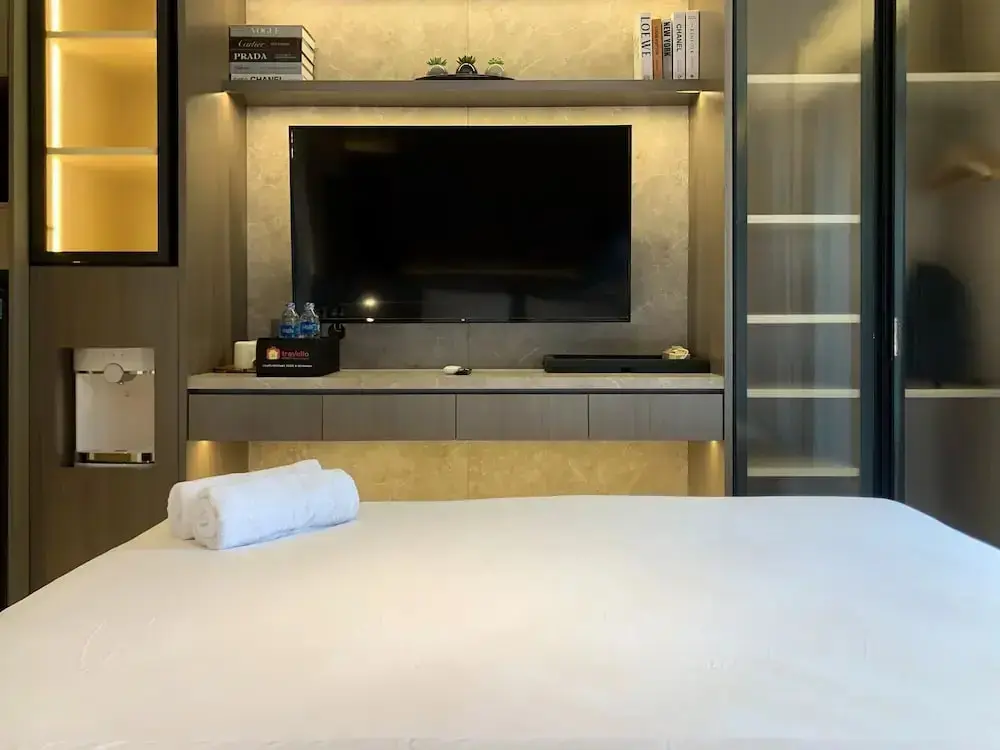 Джакарта: Warm And Modern Look Studio Room At Gold Coast Apartment