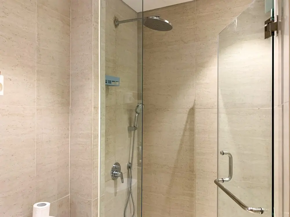 Джакарта: Warm And Modern Look Studio Room At Gold Coast Apartment