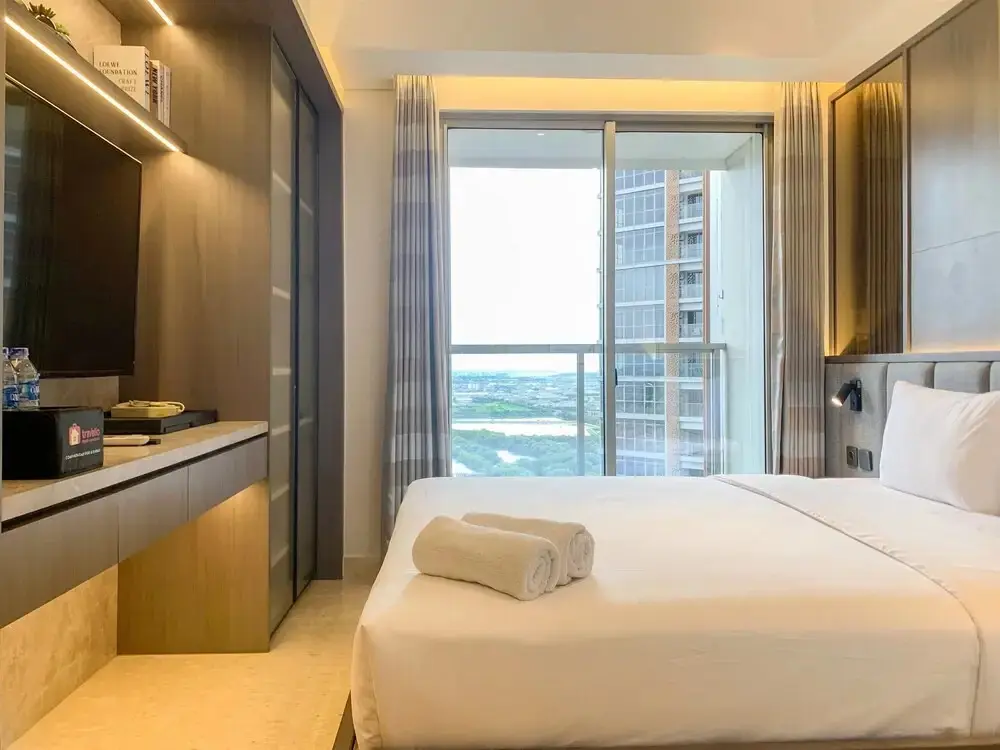 Джакарта: Warm And Modern Look Studio Room At Gold Coast Apartment
