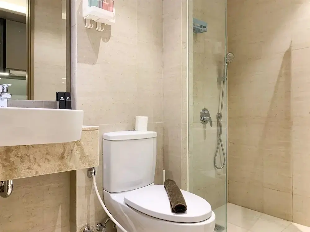 Джакарта: Warm And Modern Look Studio Room At Gold Coast Apartment
