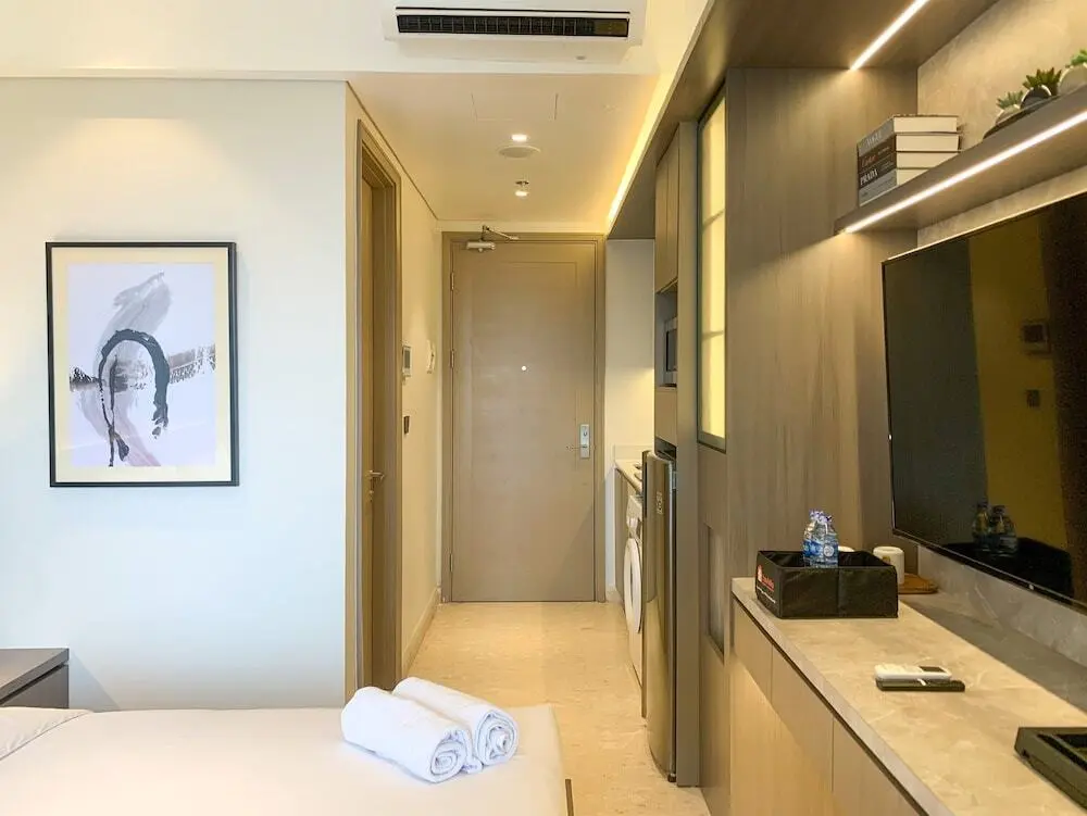 Джакарта: Warm And Modern Look Studio Room At Gold Coast Apartment