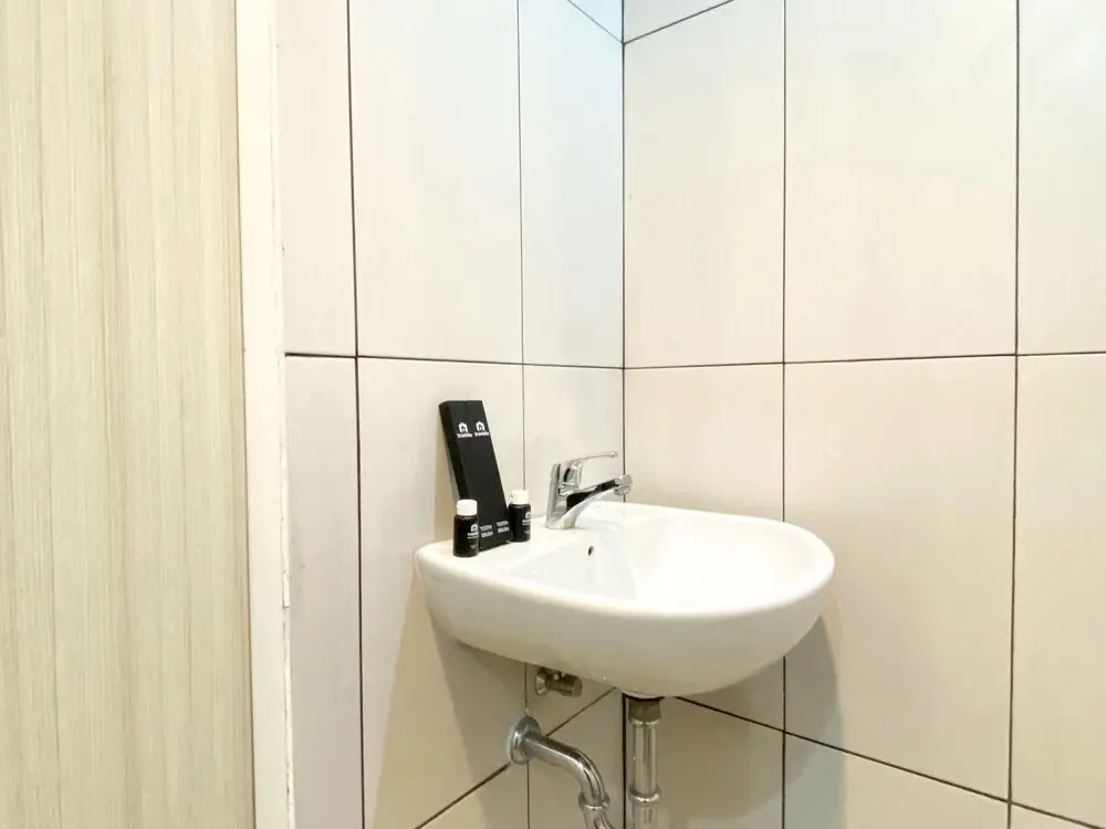 Бекаси: Minimalist And Strategic Studio Apartment At Grand Kamala Lagoon