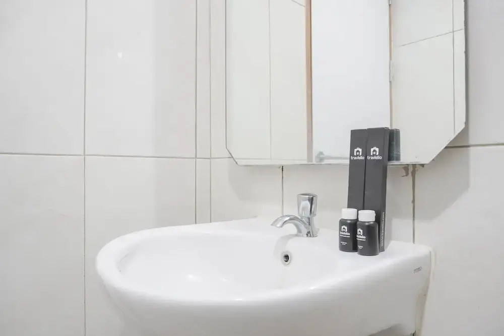 Тангеранг: Minimalist And Cozy Studio Room At The Nest Puri Apartment
