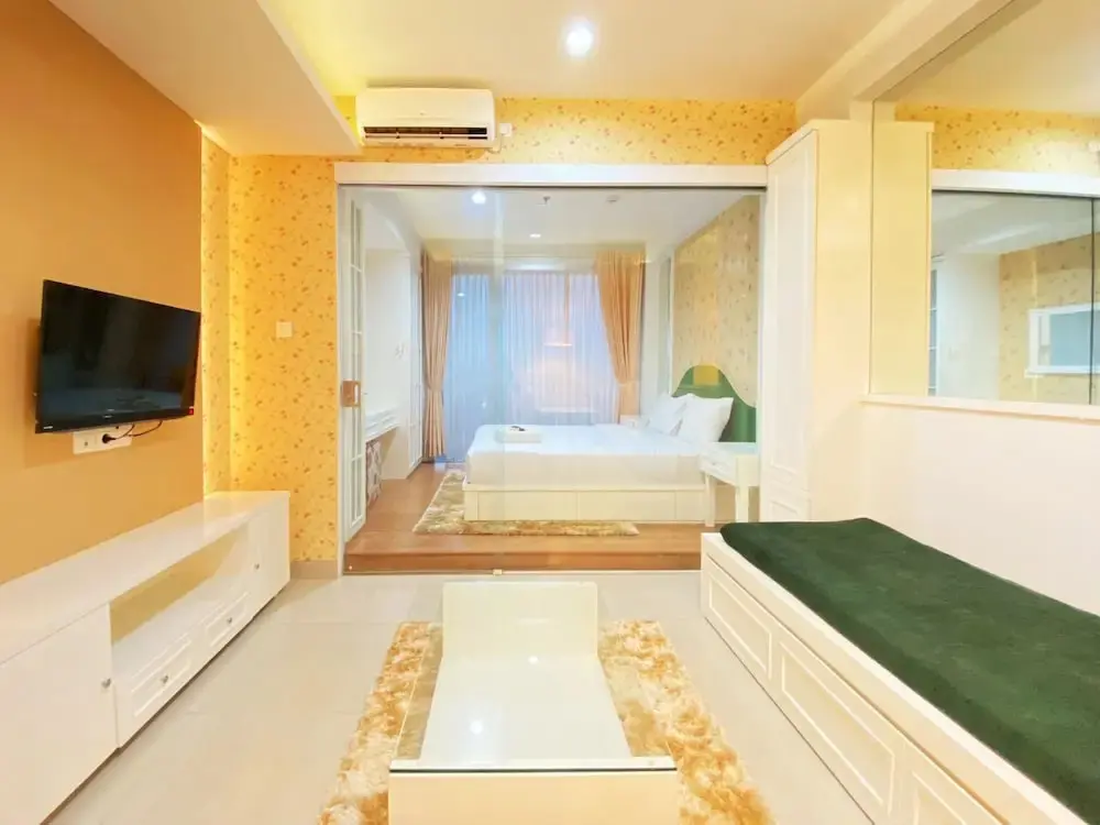 Бандунг: Elegant And Comfy 1Br At Dago Suites Apartment