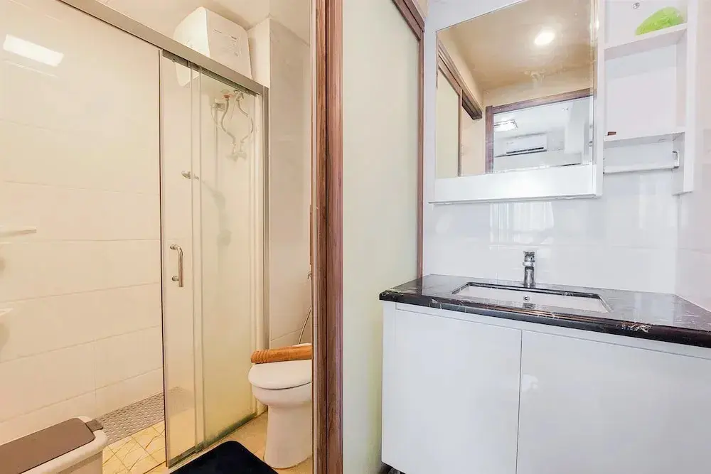 Legok: Well Appointed And Fancy 2Br At Sky House Bsd Apartment