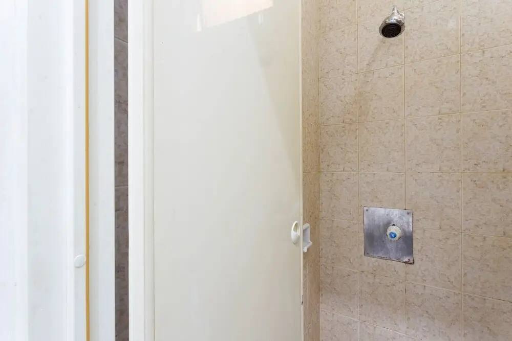 Джакарта: RedDoorz Near Binus Kijang