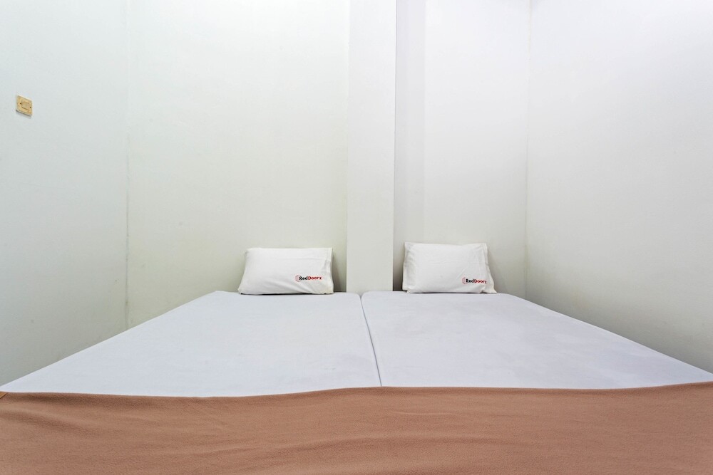 Джакарта: RedDoorz Near Binus Kijang