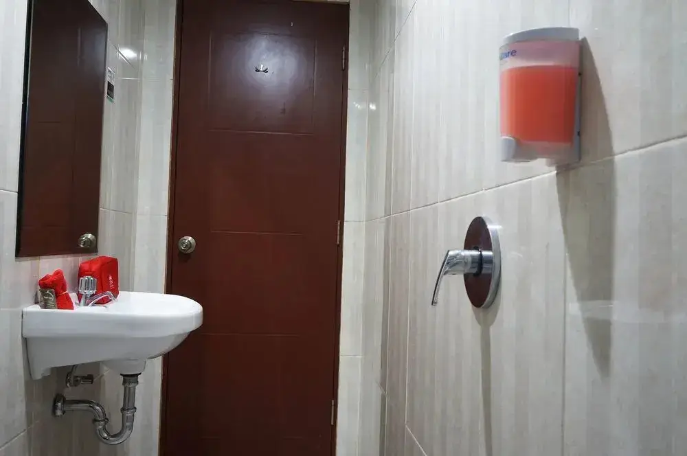Сурабая: Zen Rooms Near Tunjungan Plaza