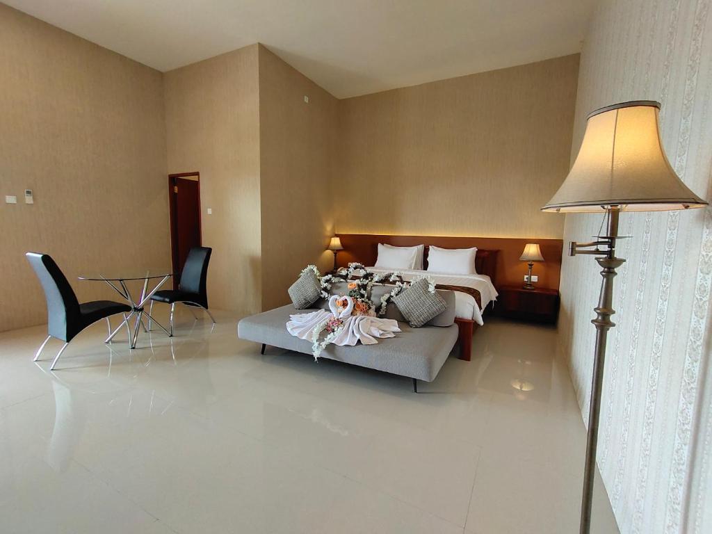 Бондовосо: Dreamland Hotel And Lounge