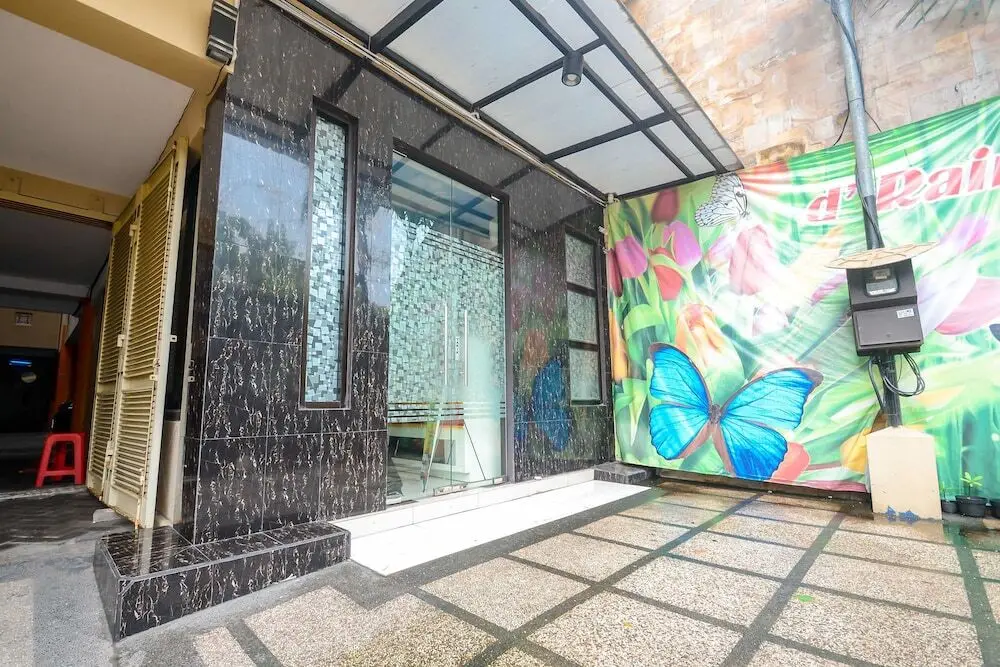 Сурабая: ZEN Rooms Basic D Rainbow near Royal Plaza
