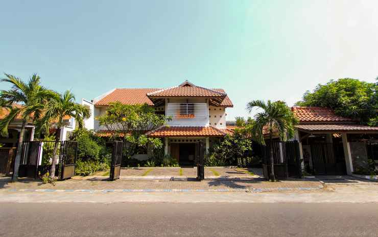 Сурабая: Santo Family Guesthouse