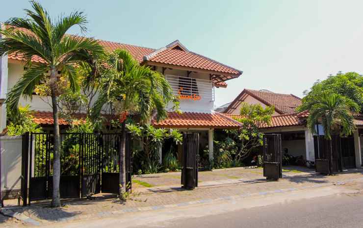 Сурабая: Santo Family Guesthouse