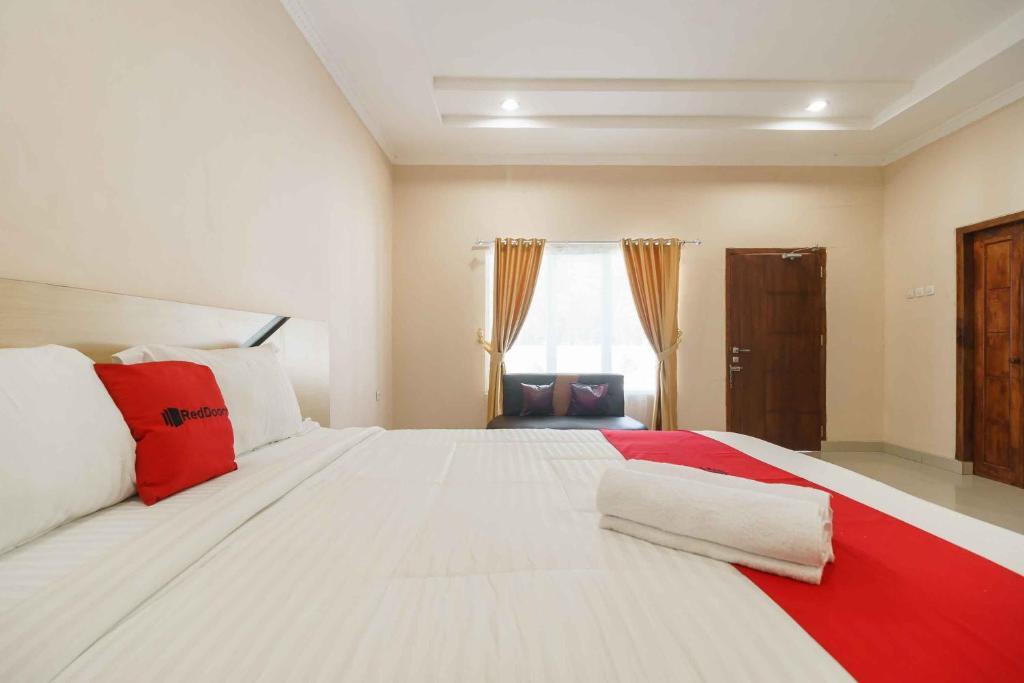Бенгкулу: RedDoorz near Pantai Pasir Putih Bengkulu 2