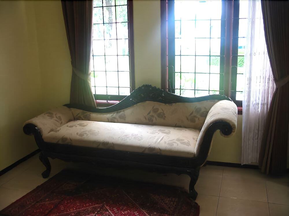 Бату: Villa Toetie