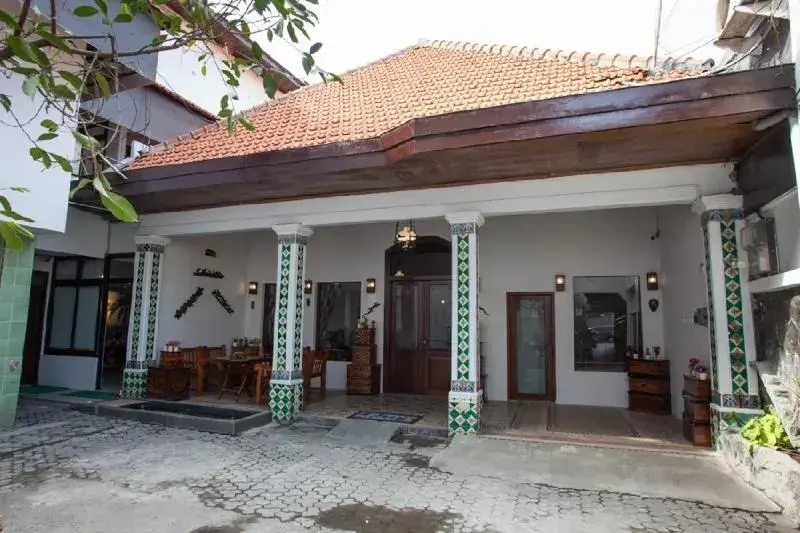 Сурабая: RedDoorz near Tugu Pahlawan Surabaya