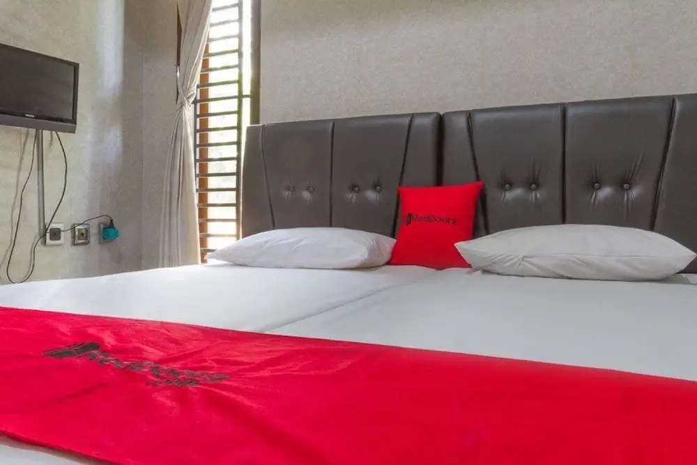 Бандунг: Reddoorz Near Riau Junction Mall