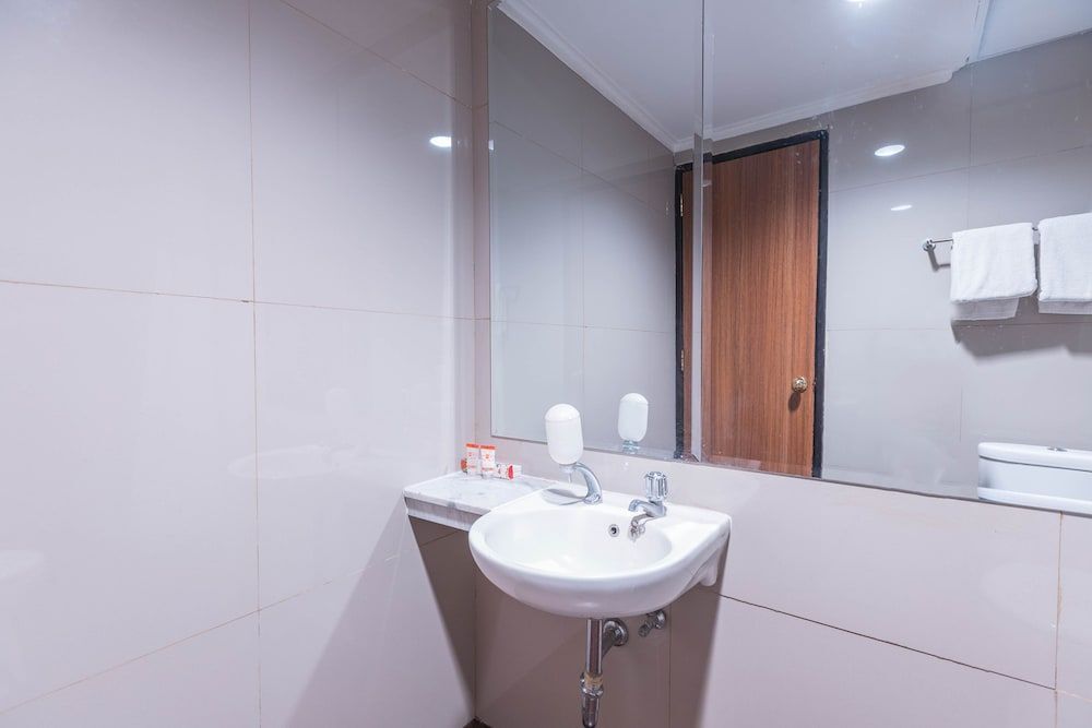 Джакарта: Hotel Jusenny Syariah by OYO Rooms