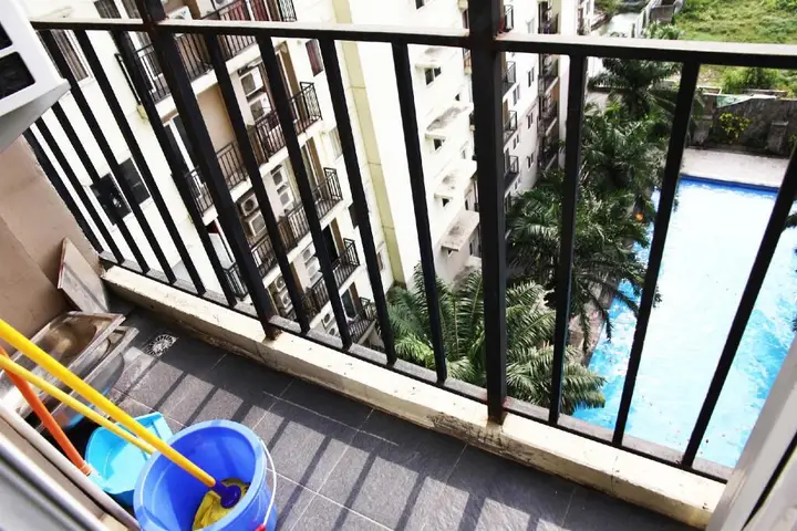 Бекаси: Pool View 2BR Mutiara Bekasi Apartment By Travelio