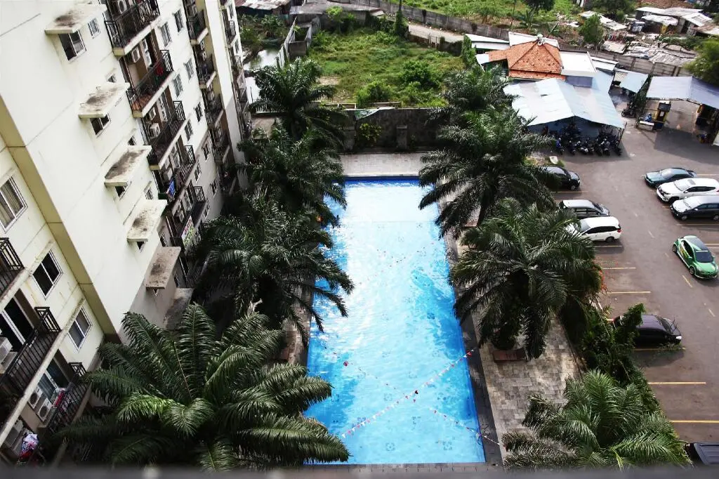 Бекаси: Pool View 2BR Mutiara Bekasi Apartment By Travelio