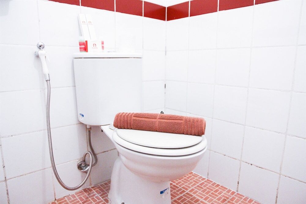 Бекаси: Pool View 2BR Mutiara Bekasi Apartment By Travelio