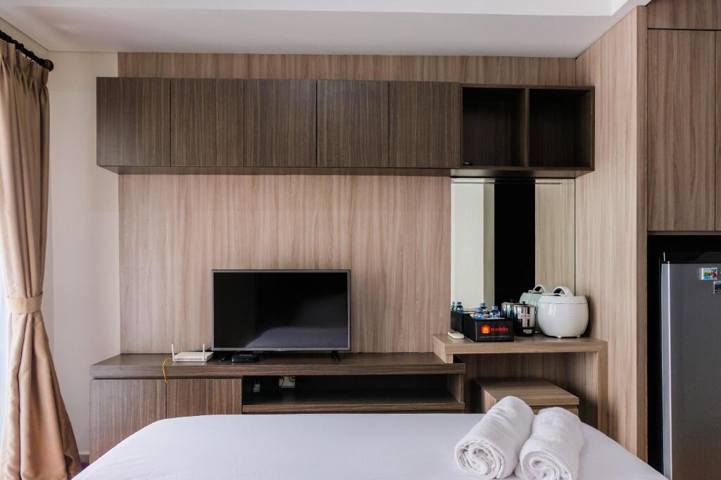 Legok: Minimalist Studio Saveria Apartment By Travelio